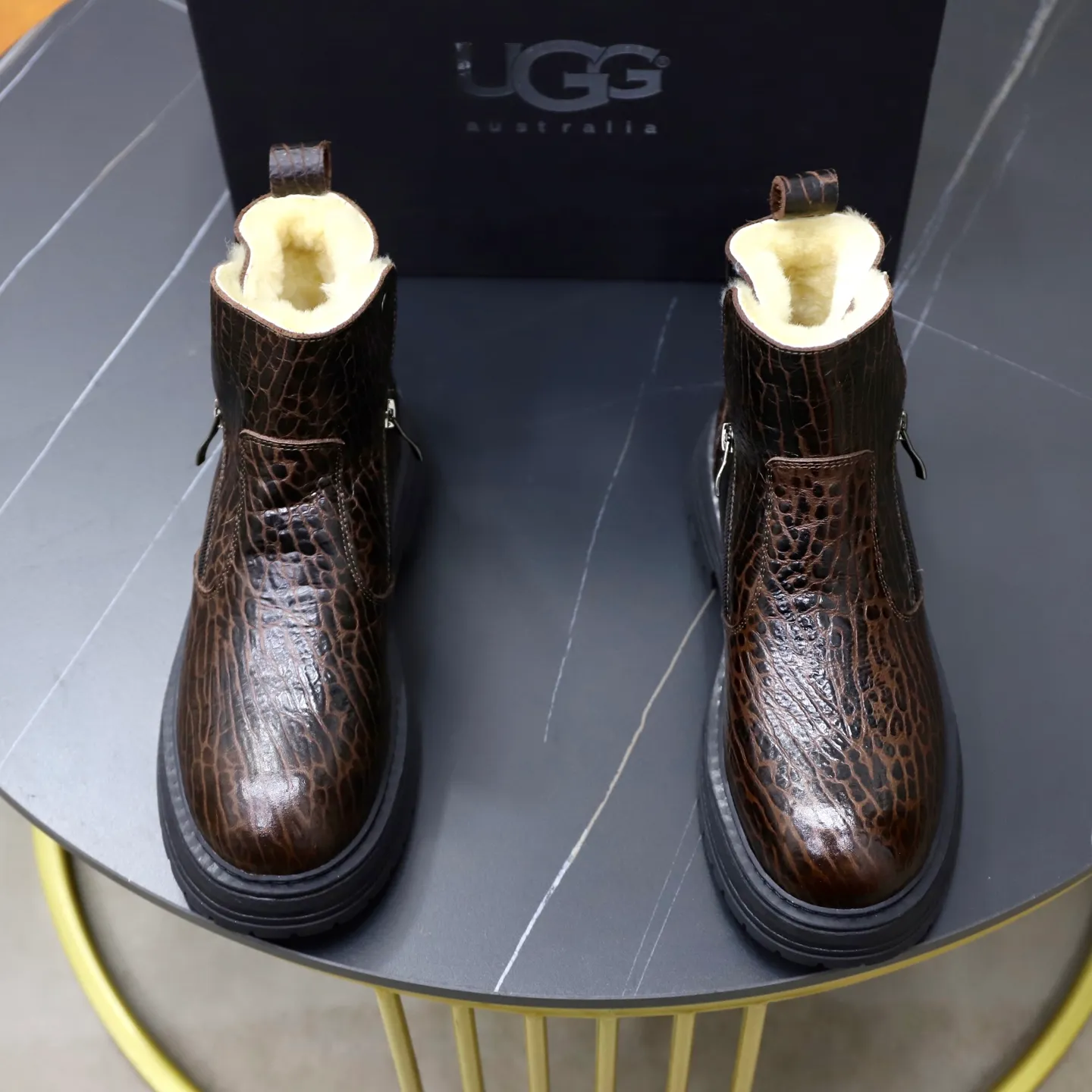 Ex-factory price: 680💰Thick wool imported from Australia Brand: UGG genuine purchasing agent Size: 38-44 (customized in 45) Grade: Official website 1:1 Material: First-layer genuine leather waterproof and antifreeze upper Real wool lining Original non-slip Soft wear-resistant outsole Style category: Men's casual shoes Trendy style Comfortable on the feet Color: Official website color synchronization